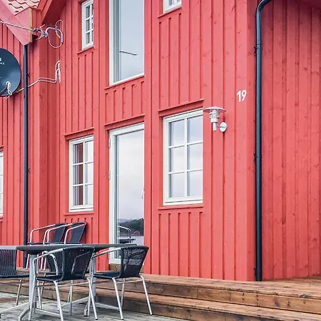 Semesterbostad 2 Bedroom Lovely In Sjernaroy